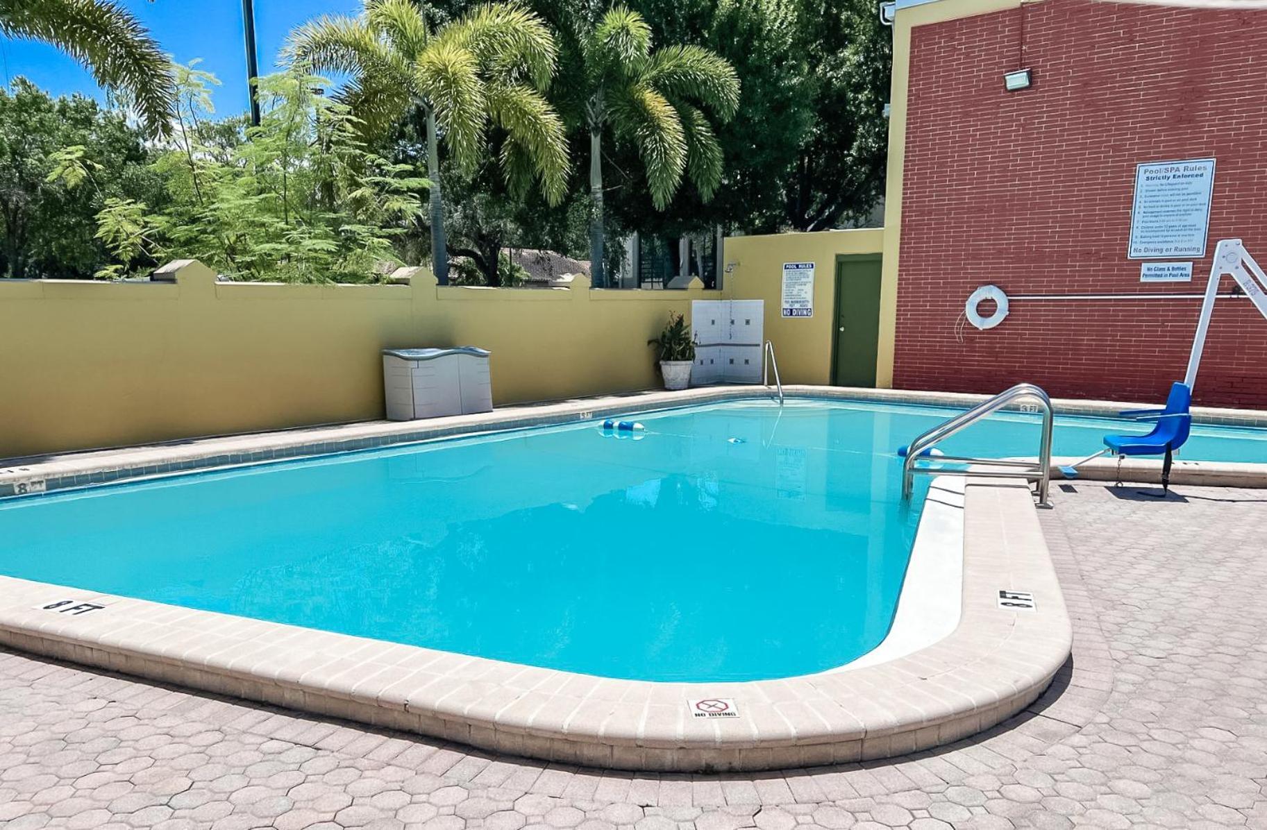 Quality Inn Airport - Cruise Port Тампа Экстерьер фото